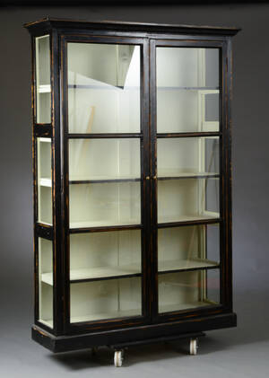 Vitrineskab af sort antikbemalet træ