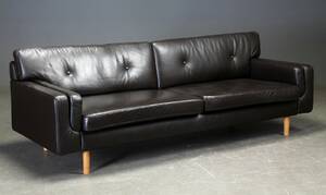 Dansk møbelproducent. 2½-personers sofa, betrukket med brunt læder