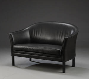 Mogens Hansen. To-personers sofa af patineret sort læder