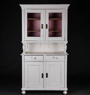 Vitrineskab af hvidbemalet fyrretræ