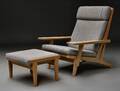 Hans J. Wegner. Lænestol med tilhørende skammel i eg, model GE375 2 