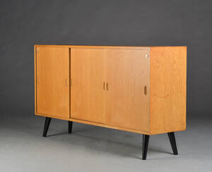 Møbelproducent. Skænk i egetræ  Denne vare er sat til omsalg under nyt varenummer 4427718