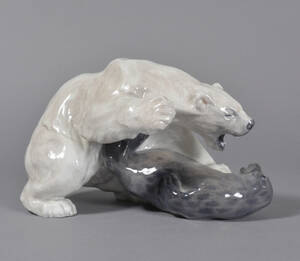 Royal Copenhagen  Kgl. P. Isbjørn i kamp med sæl, nr. 1108 1. sort