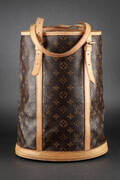 Louis Vuitton. Skuldertaske. Model Large Bucket. Monogram canvas. 