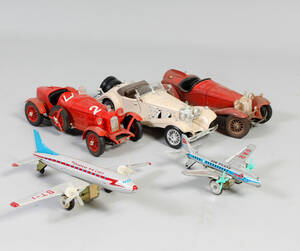 Samling leksaksbilar alfa och benz samt leksaksflygplan i bemålad plåt. 5 