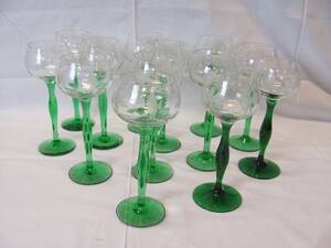 13 VITVINSGLAS, H 20 CM 2 MED MÖRKARE FOT