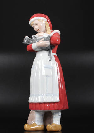 Royal Copenhagen. Porc. figur - nissepige