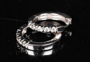 Par ørestikker creoler udført i 14 kt hvidguld. 0.15 ct