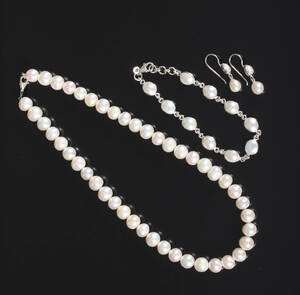 Smykkesæt af sterlingsølv med lyse ferskvandskulturperler 4