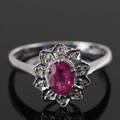 Rubin og diamant ring i 14 kt. hvidguld