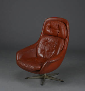 H. W. Klein. Lænestol på fempasfod  Denne vare er sat til omsalg under nyt varenummer 4592624