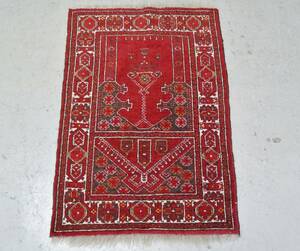 Handknuten matta, orientalisk, 10877 cm. slitage