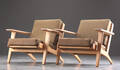 Hans J. Wegner. Par lænestole af egetræ, model GE-290 2 