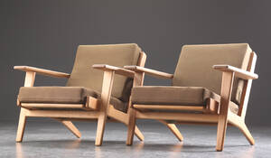 Hans J. Wegner. Par lænestole af egetræ, model GE-290 2 