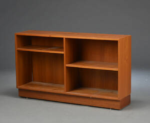 Reol af teaktræ, front med hylder.