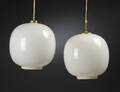 Vilhelm Lauritzen. Par radiohus pendler af hvidt opalglas, Ø. 33 cm 2