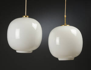 Vilhelm Lauritzen. Par radiohus pendler af hvidt opalglas, Ø. 33 cm 2