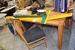 Matbord med fyra stolar L 160cm B 90cm, H 75cm