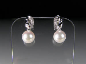 Akoya-Perlohrstecker mit Diamanten  2 