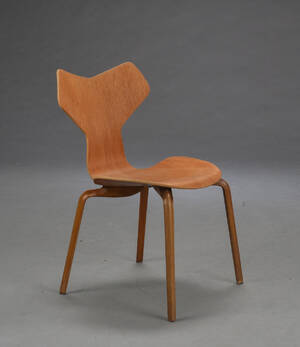 Arne Jacobsen. Grand Prix stol, teaktræ