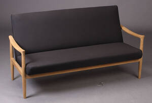 Fritz Hansen. Tre-pers. sofa, 1960erne, nyrenoveret
