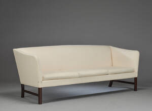 Ole Wanscher. Tre-pers sofa med stel af mahogny, betrukket med lyst stof.