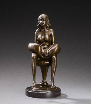 Figur af bronze, nøgen kvinde