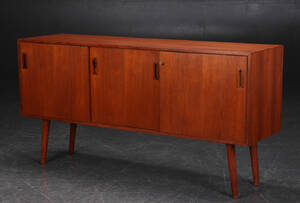 Skænk af teaktræ, dansk møbelproducent