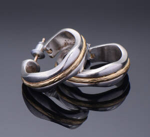 Regitze Overgaard for Georg Jensen. Par ørestikker af sterlingsølv og guld, dessin 312 2