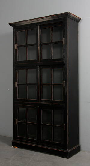 VitrineskabSkab, sort antikbemalet træ.