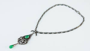 Skønvirke vedhæng i sølv med grønne sten