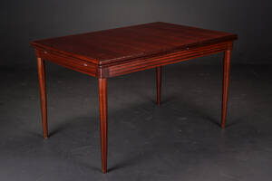 Dansk møbelproducent. Spisebord af mahogni