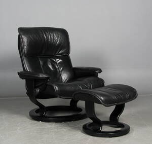 Ekornes. Stressless lænestol med skammel betrukket med sort læder. 2