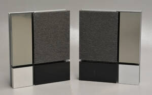 Bang  Olufsen. Et par BeoLab 4500 højttalere med vægbeslag og kabler