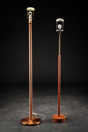 To standerlamper, hver beklædt med læder 2