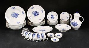 Royal Copenhagen. Blå Blomst flettet middags- og kaffeservice. 45