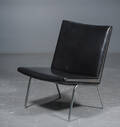 Hans J. Wegner. Lufthavnsstol med sort kunstlæder, model AP 40 