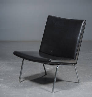 Hans J. Wegner. Lufthavnsstol med sort kunstlæder, model AP 40 