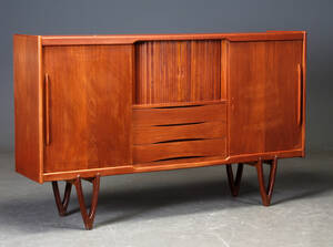 Dansk møbelproducent. Høj skænk, teaktræ, 195060erne