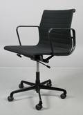 Charles Eames Kontorstol m. sort alustelhopsak uld, model EA-105