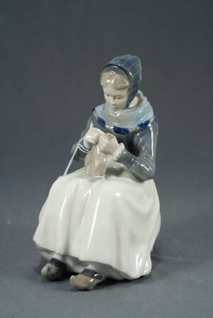 ROYAL COPENHAGEN, FIGURIN, SITTANDE KVINNOFIGUR, PORSLIN, HÖ 23 CM