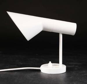 Arne Jacobsen. AJ væglampe af hvidlakeret metal