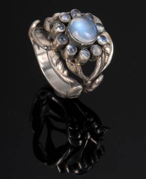 Georg Jensen. Sølvring med månesten