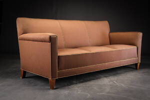 Dansk møbelarkitekt. Tre-pers. sofa betrukket med brunt uld