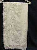 VIT BRODERAD DUK M SPETS L 130 CM