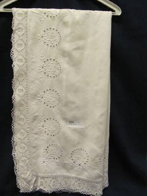 VIT BRODERAD DUK M SPETS L 130 CM