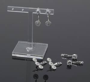 Par ørestikker, samt 3 aftagelige vedhæng til at hænge bagpå øret