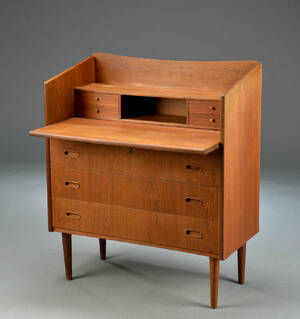 Dansk møbelproducent. Sekretær af teak