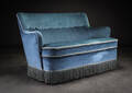 Dansk møbelproducent. Lille 2 pers. sofa, velour