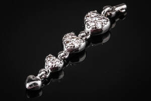 Ole Lynggaard. Nøglevedhæng af hvidguld 18 kt. med brillanthjerter. Denne vare er sat til omsalg under nyt varenummer 4436368